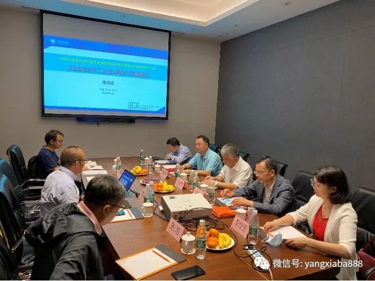 图1：专家组审阅项目技术汇报.jpg