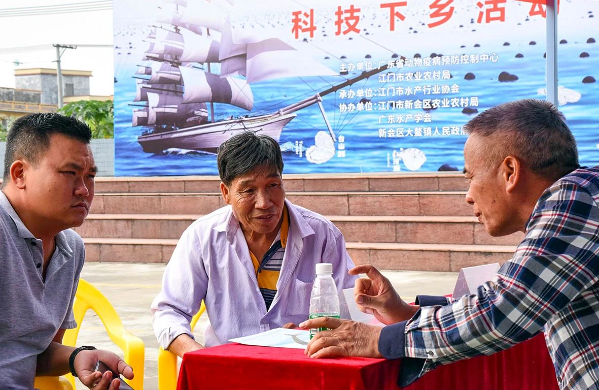 ▲ 专家王云新现场为养殖户解答对虾养殖困惑.jpg