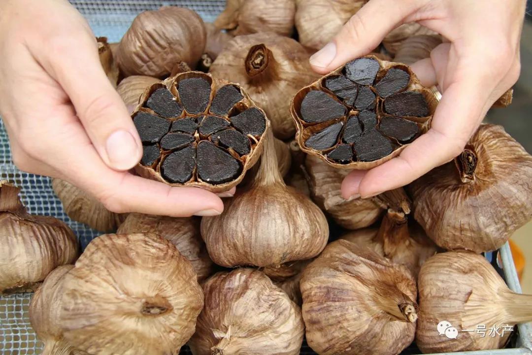 黑蒜是白蒜经过发酵后的成品。.jpg